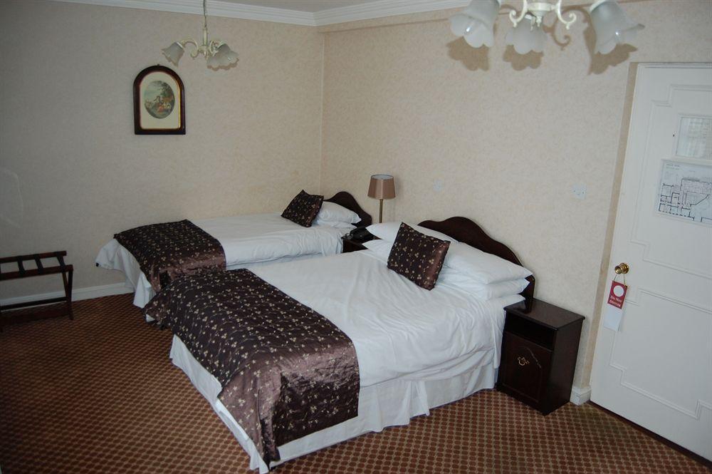 Dooly'S Hotel Бирр Экстерьер фото