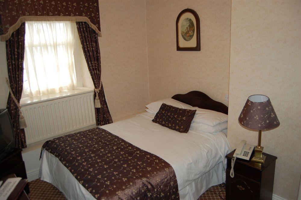 Dooly'S Hotel Бирр Экстерьер фото
